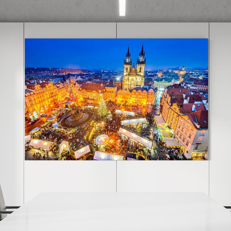 Office Poster  - Weihnachtsmarkt in Prager Innenstadt  in einem Konferenzraum an weißer Wand hängend Zoom