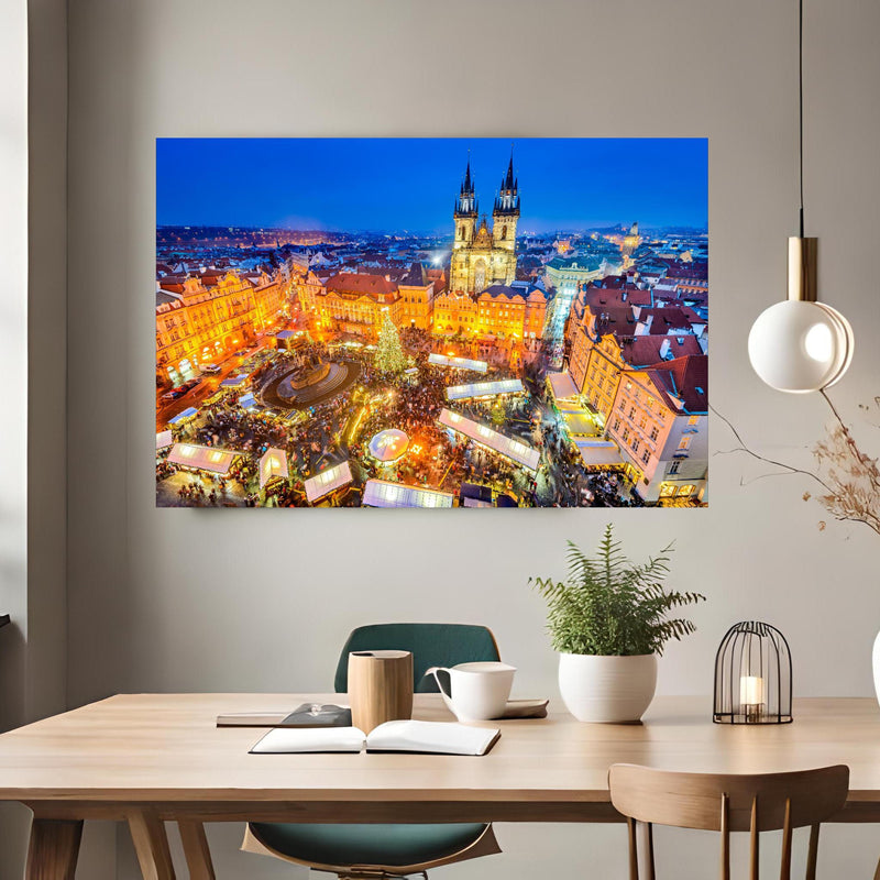 Office Poster  - Weihnachtsmarkt in Prager Innenstadt  über klassischem Holztisch mit runder Vase - rechteckig