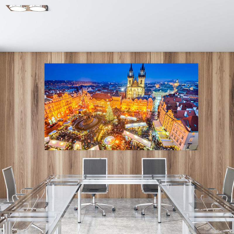 Office Poster  - Weihnachtsmarkt in Prager Innenstadt  in einem Konferenzraum mit Glastisch und Holzwand