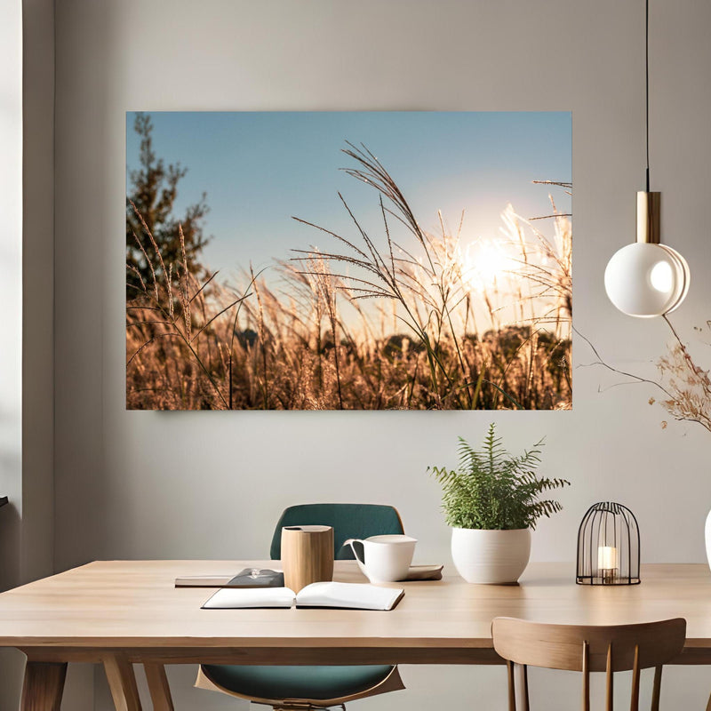 Office Poster  - Weizenfeld in der Sonne über klassischem Holztisch mit runder Vase - rechteckig