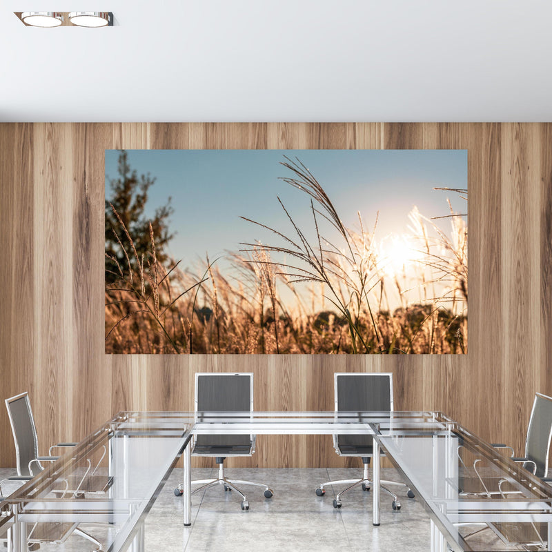 Office Poster  - Weizenfeld in der Sonne in einem Konferenzraum mit Glastisch und Holzwand