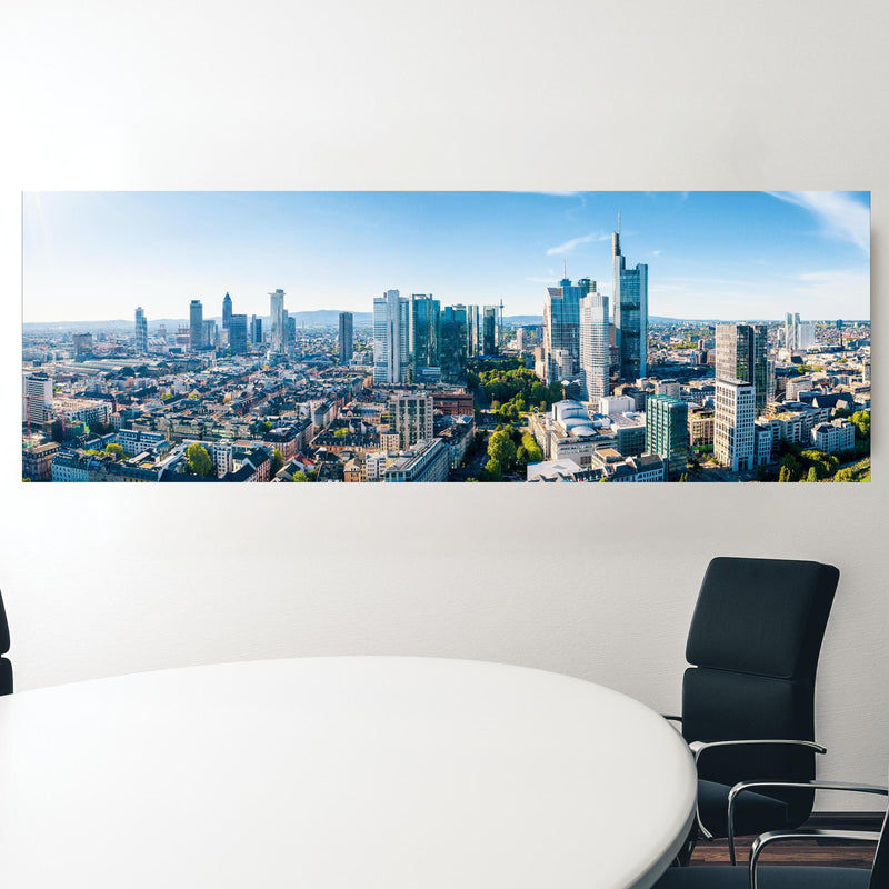 Office Poster  - Wolkenkratzer -  Frankfurt am Main in einem Konferenzraum hinter weißem ovalem Tisch Zoom