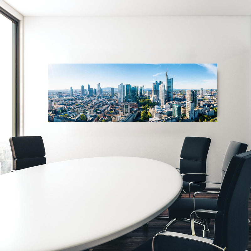 Office Poster  - Wolkenkratzer -  Frankfurt am Main in einem Konferenzraum hinter weißem ovalem Tisch