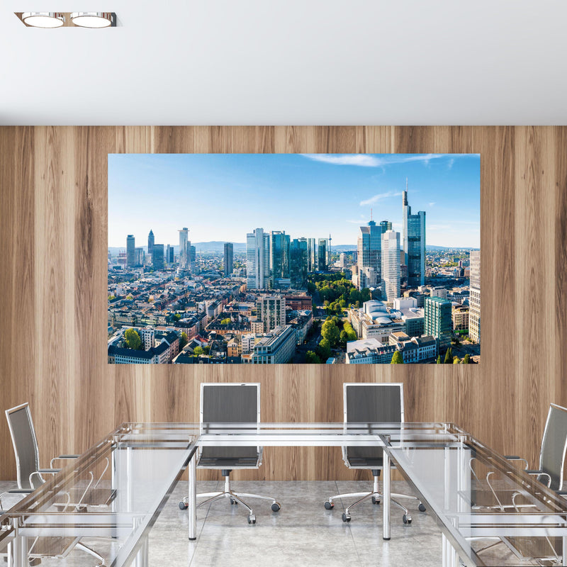 Office Poster  - Wolkenkratzer -  Frankfurt am Main in einem Konferenzraum mit Glastisch und Holzwand