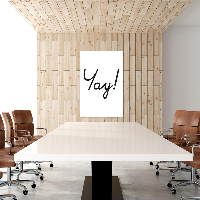 Office Poster  - Yay! an heller Holzwand in einem Präsentationsraum