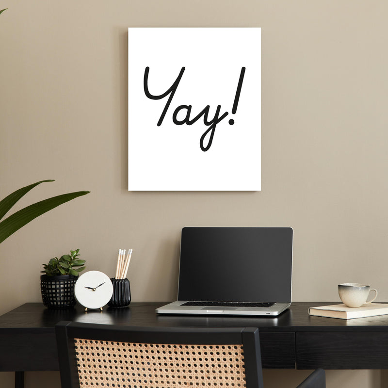 Office Poster  - Yay! über minimalistischem Schreibtisch mit kleinem Wecker
