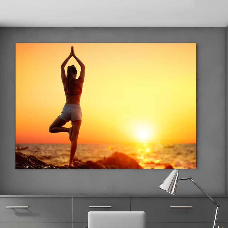 Office Poster  - Yoga bei Sonnenuntergang in klassischem Büroraum zwischen Holzschränken Zoom