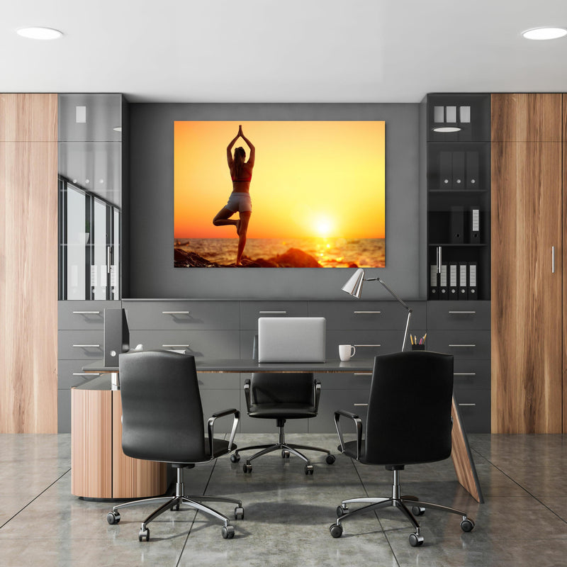 Office Poster  - Yoga bei Sonnenuntergang in klassischem Büroraum zwischen Holzschränken