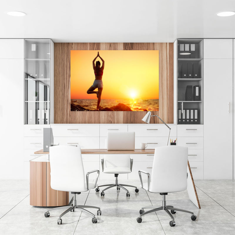 Office Poster  - Yoga bei Sonnenuntergang an einer Holzwand hängend im Büroraum
Office Poster  - Yoga bei Sonnenuntergang an einer Holzwand hängend im Büroraum