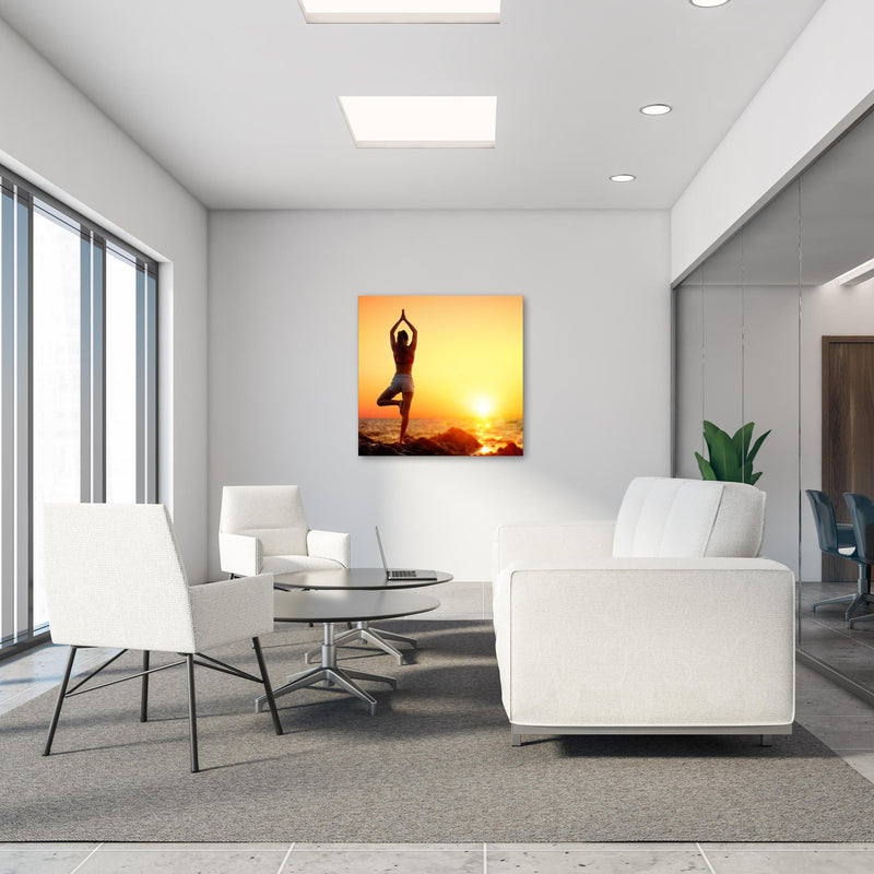 Office Poster  - Yoga bei Sonnenuntergang in modernem Büro-Pausenraum mit Glaswand