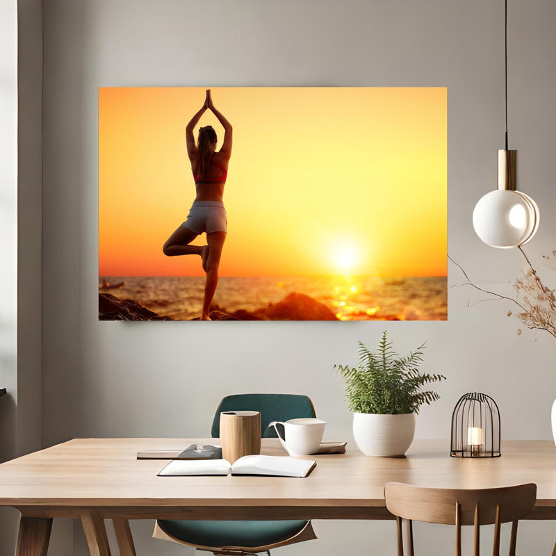 Office Poster  - Yoga bei Sonnenuntergang über klassischem Holztisch mit runder Vase - rechteckig