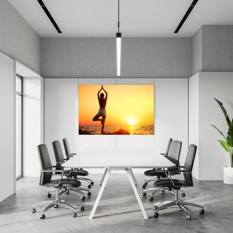 Office Poster  - Yoga bei Sonnenuntergang in einem Konferenzraum an weißer Wand hängend