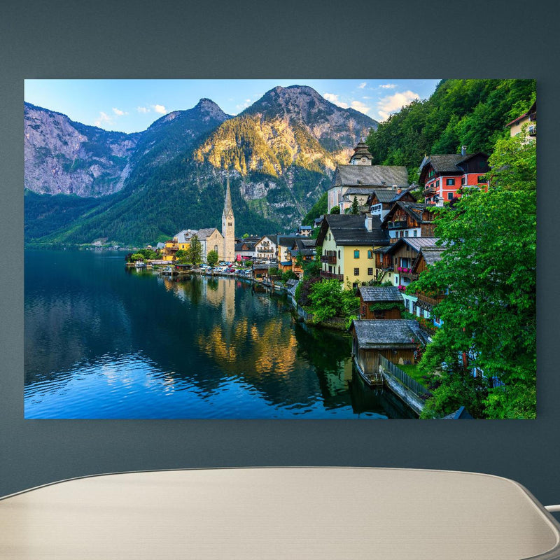 Office Poster  - Zauberhaftes Bergdorf Hallstatt an blauer Wand in einem Besprechungsraum Zoom