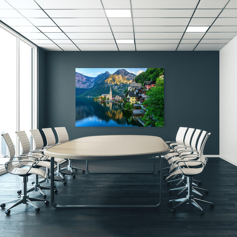 Office Poster  - Zauberhaftes Bergdorf Hallstatt an blauer Wand in einem Besprechungsraum