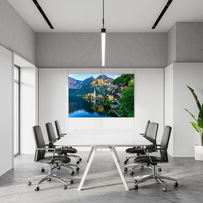 Office Poster  - Zauberhaftes Bergdorf Hallstatt in einem Konferenzraum an weißer Wand hängend