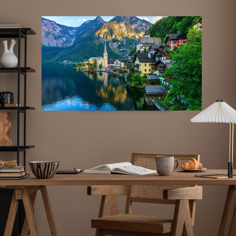 Office Poster  - Zauberhaftes Bergdorf Hallstatt über poliertem Holztisch mit stilvoller Lampe - rechteckig