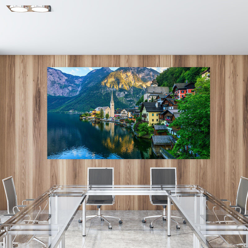 Office Poster  - Zauberhaftes Bergdorf Hallstatt in einem Konferenzraum mit Glastisch und Holzwand