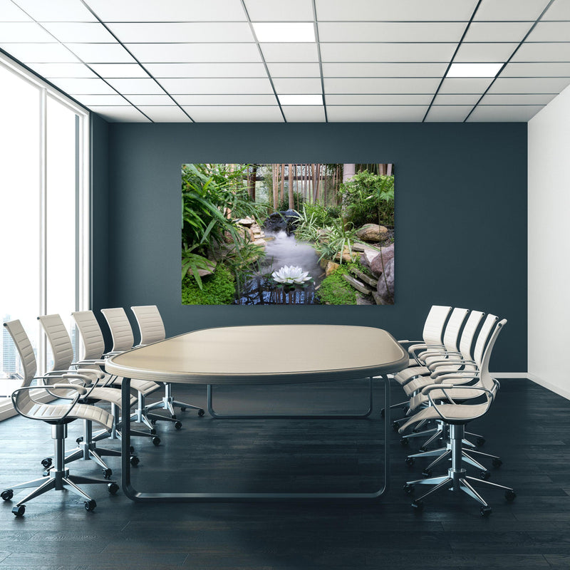 Office Poster  - Zen-Garten mit weißer Seerose an blauer Wand in einem Besprechungsraum