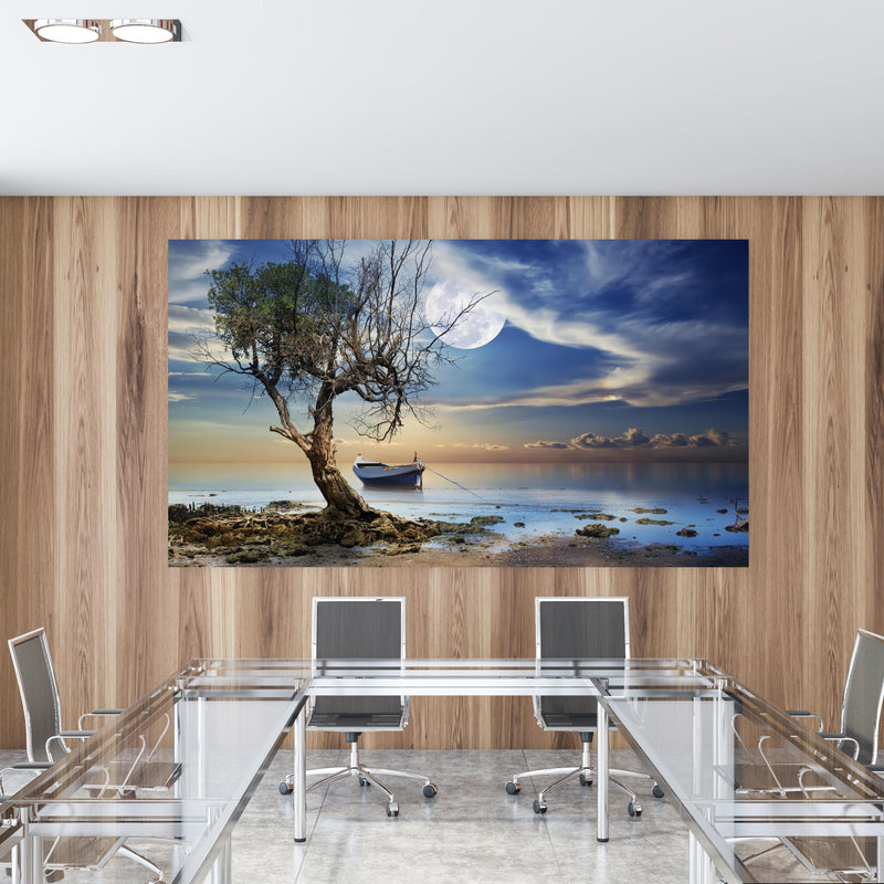 Office Poster  - einsamer Baum am Strand in einem Konferenzraum mit Glastisch und Holzwand