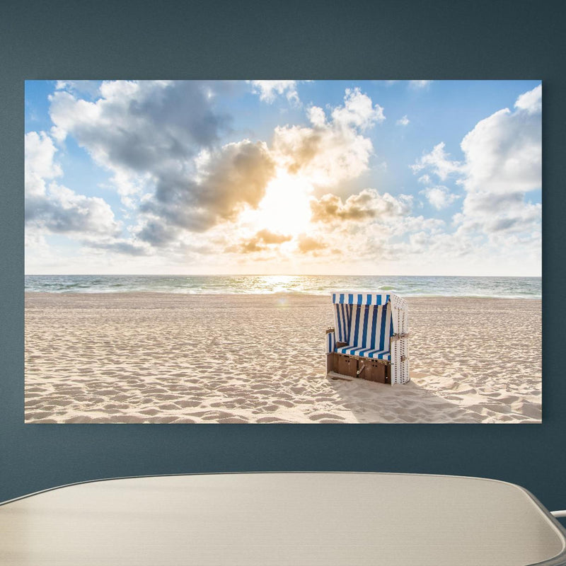 Office Poster  - einzelner Strandkorb an der Nordsee an blauer Wand in einem Besprechungsraum Zoom