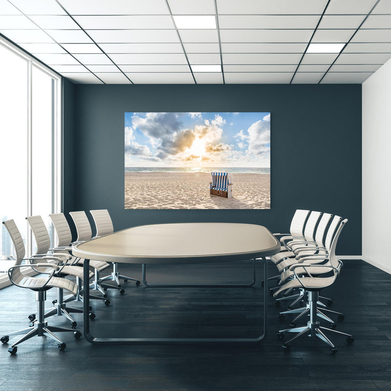 Office Poster  - einzelner Strandkorb an der Nordsee an blauer Wand in einem Besprechungsraum