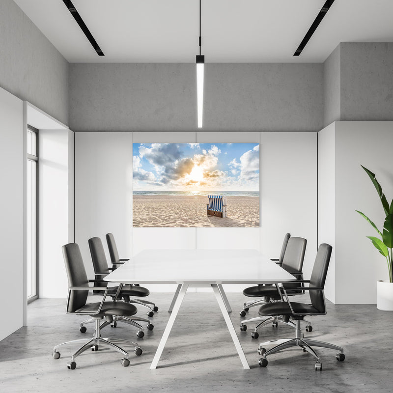 Office Poster  - einzelner Strandkorb an der Nordsee in einem Konferenzraum an weißer Wand hängend