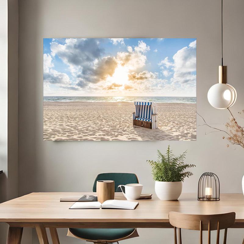 Office Poster  - einzelner Strandkorb an der Nordsee über klassischem Holztisch mit runder Vase - rechteckig