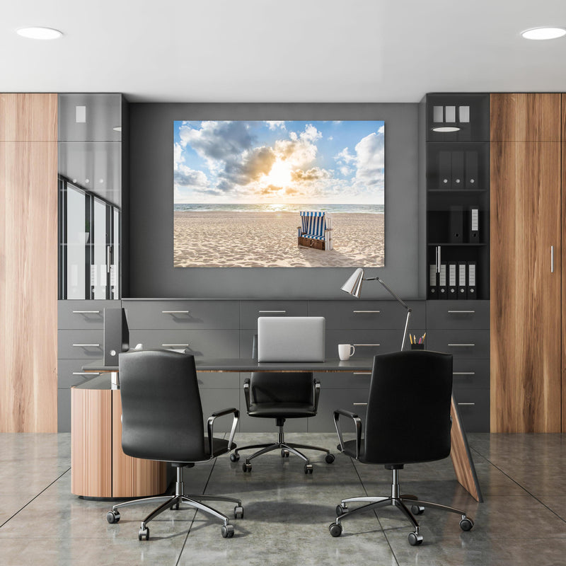 Office Poster  - einzelner Strandkorb an der Nordsee in klassischem Büroraum zwischen Holzschränken