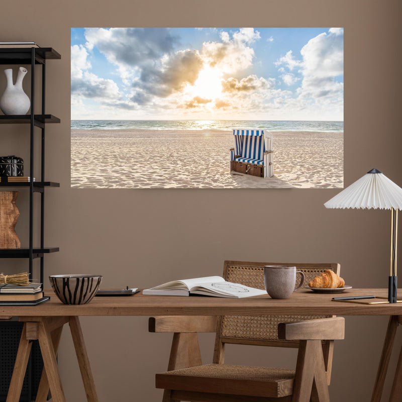 Office Poster  - einzelner Strandkorb an der Nordsee über poliertem Holztisch mit stilvoller Lampe - rechteckig