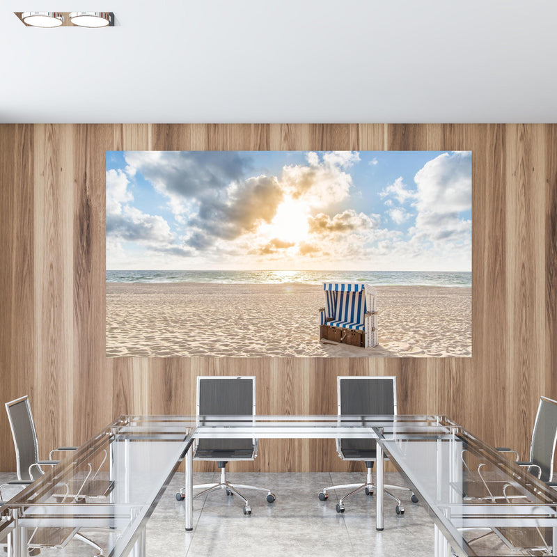 Office Poster  - einzelner Strandkorb an der Nordsee in einem Konferenzraum mit Glastisch und Holzwand