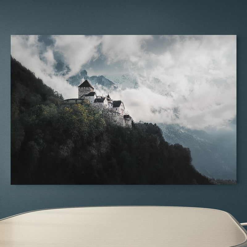 Office Poster  - herausragendes Schloss Vaduz an blauer Wand in einem Besprechungsraum Zoom