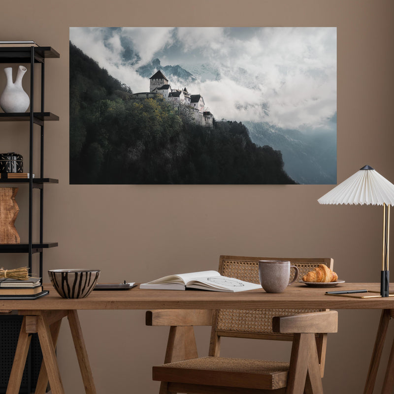 Office Poster  - herausragendes Schloss Vaduz über poliertem Holztisch mit stilvoller Lampe - rechteckig