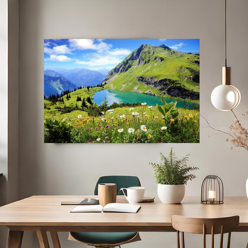 Office Poster  - idyllischer Seealpsee über klassischem Holztisch mit runder Vase - rechteckig