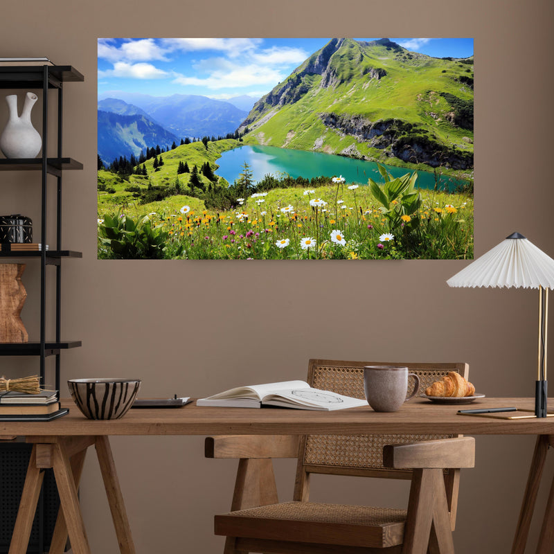 Office Poster  - idyllischer Seealpsee über poliertem Holztisch mit stilvoller Lampe - rechteckig