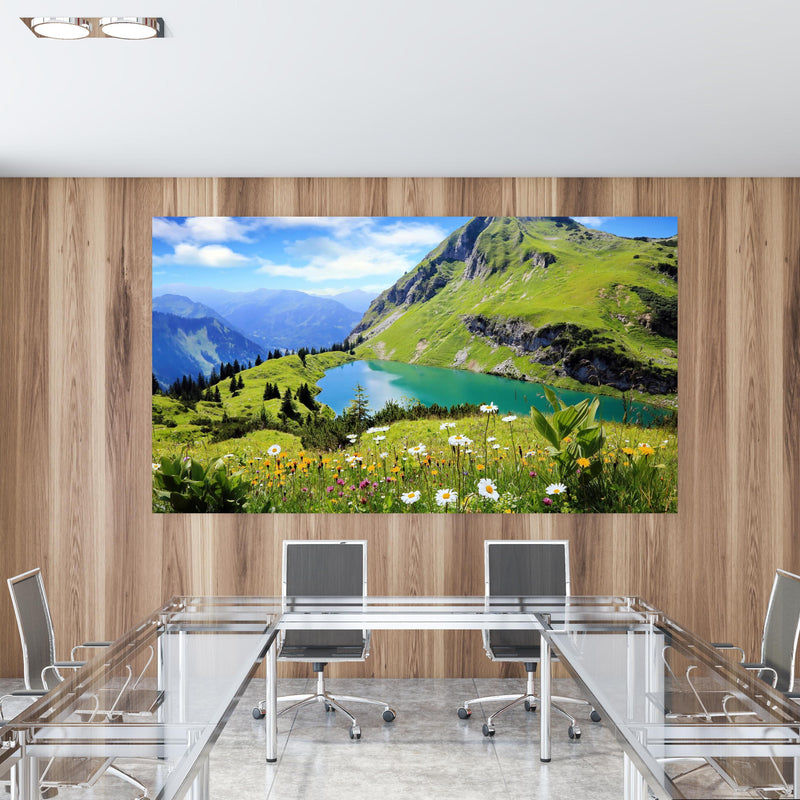 Office Poster  - idyllischer Seealpsee in einem Konferenzraum mit Glastisch und Holzwand