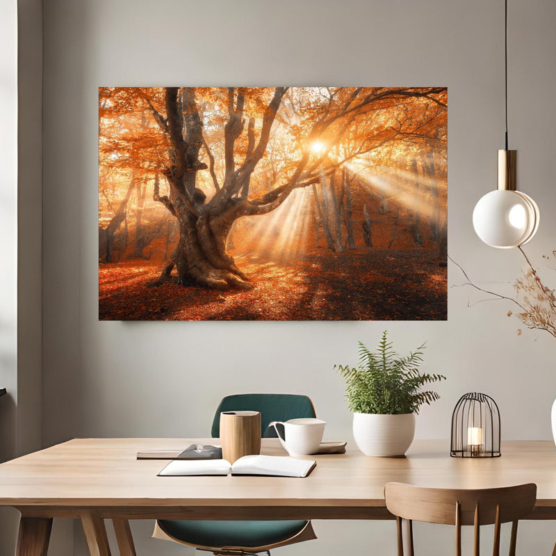 Office Poster  - magischer alter Baum im Herbst über klassischem Holztisch mit runder Vase - rechteckig