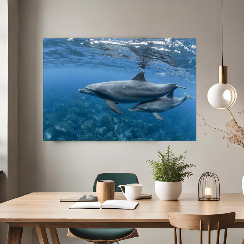 Office Poster  - niedliche Delfin-Familie über klassischem Holztisch mit runder Vase - rechteckig