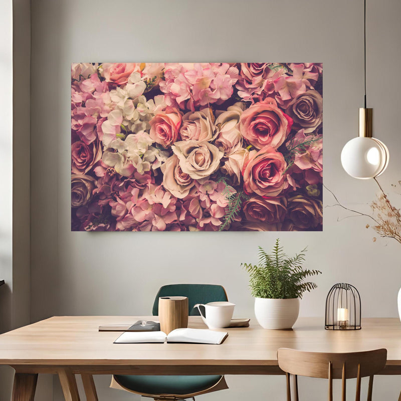 Office Poster  - retro rosa Rosen  über klassischem Holztisch mit runder Vase - rechteckig