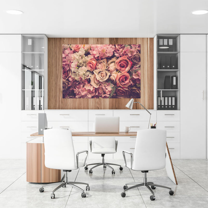 Office Poster  - retro rosa Rosen  an einer Holzwand hängend im Büroraum
Office Poster  - retro rosa Rosen  an einer Holzwand hängend im Büroraum