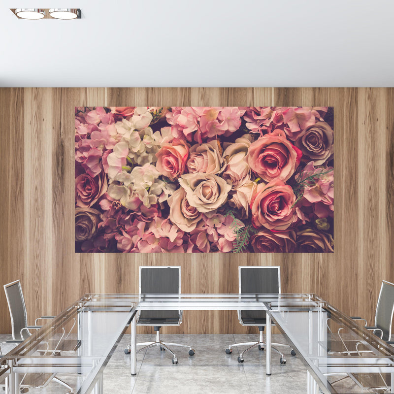 Office Poster  - retro rosa Rosen  in einem Konferenzraum mit Glastisch und Holzwand