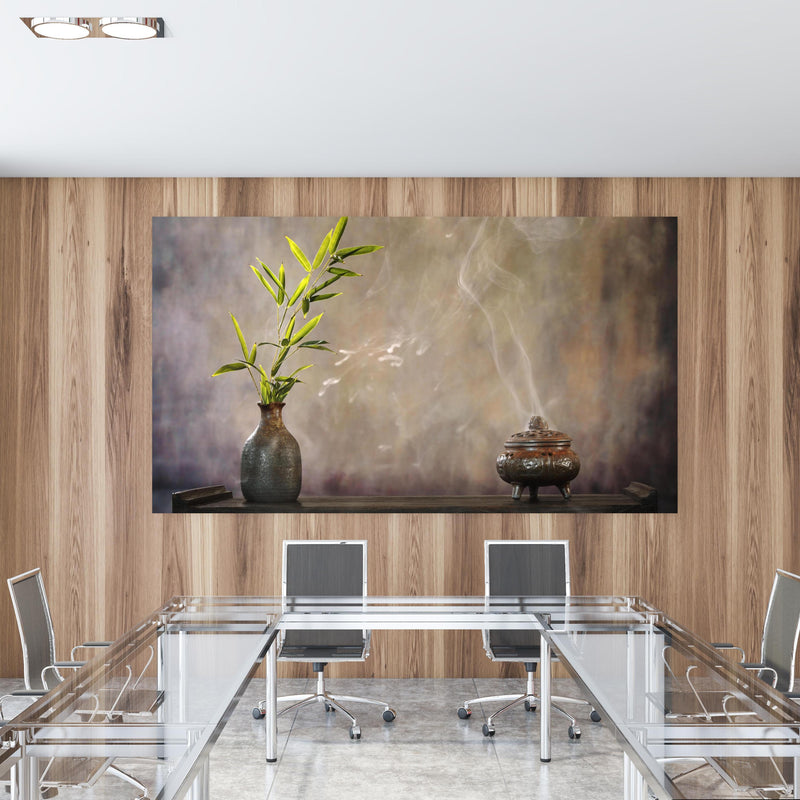 Office Poster  - spirituelles Spa-Stillleben in einem Konferenzraum mit Glastisch und Holzwand