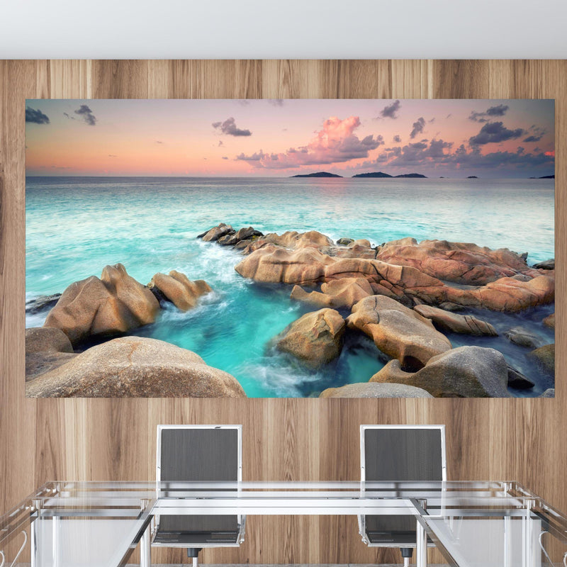 Office Poster  - zauberhaftes Felsen in Seychellen in einem Konferenzraum mit Glastisch und Holzwand Zoom