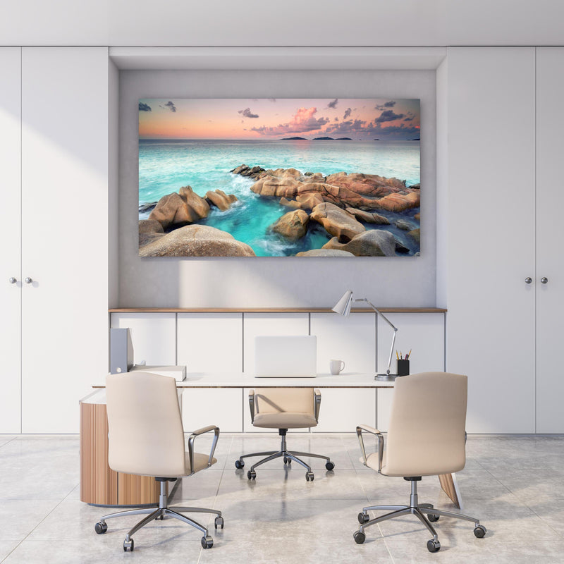 Office Poster  - zauberhaftes Felsen in Seychellen hinter weißem Holzschreibtisch mit Tischlampe