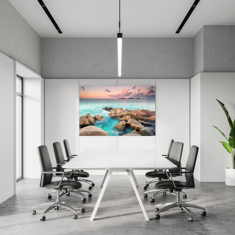 Office Poster  - zauberhaftes Felsen in Seychellen in einem Konferenzraum an weißer Wand hängend