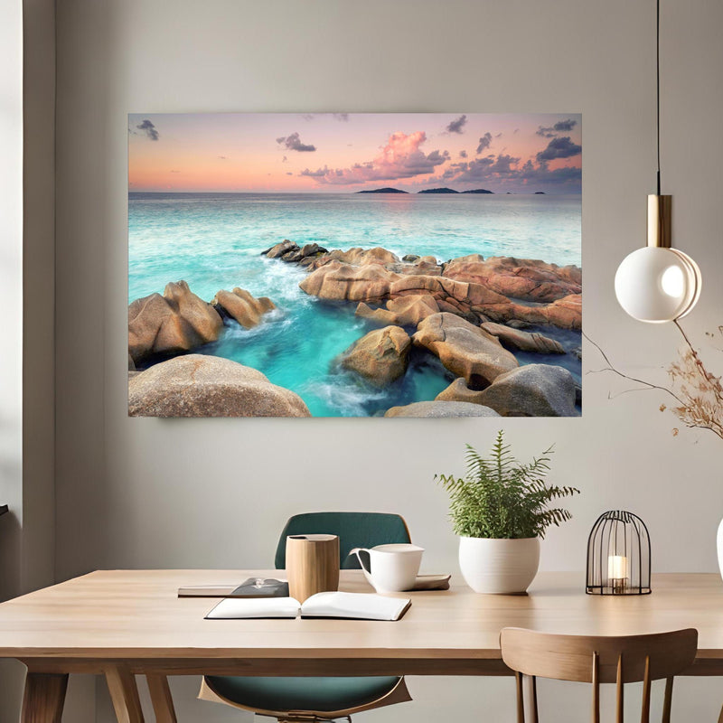 Office Poster  - zauberhaftes Felsen in Seychellen über klassischem Holztisch mit runder Vase - rechteckig