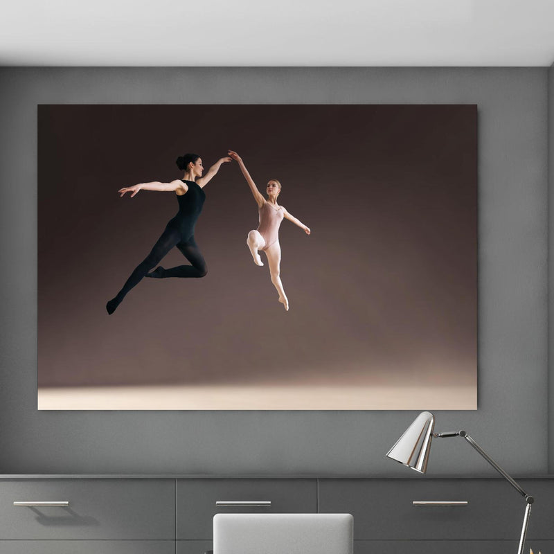 Office Poster  - zwei Balletttänzerinnen hoch in der Luft in klassischem Büroraum zwischen Holzschränken Zoom