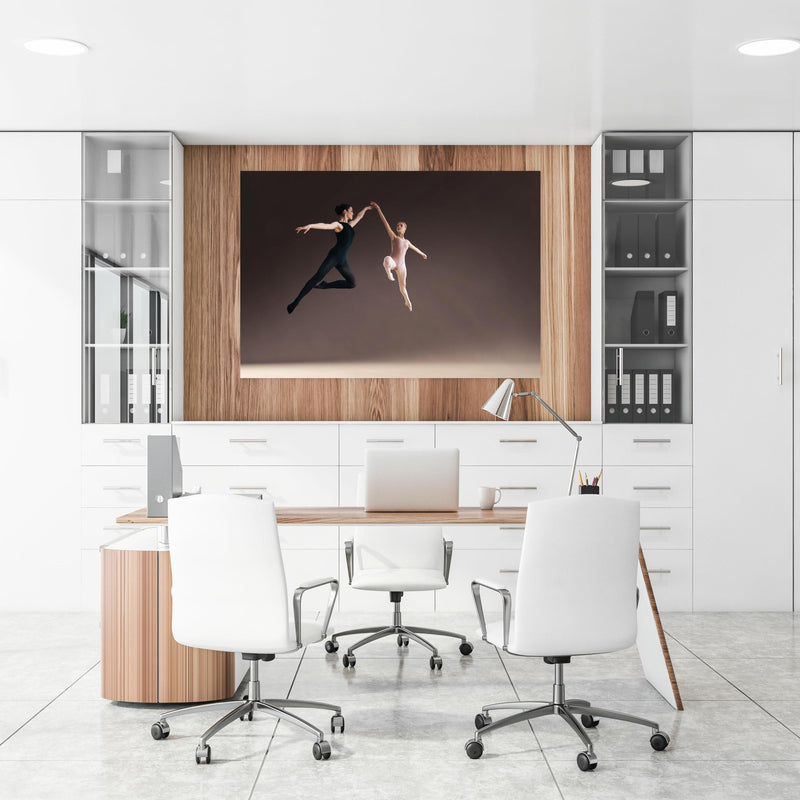 Office Poster  - zwei Balletttänzerinnen hoch in der Luft an einer Holzwand hängend im Büroraum
Office Poster  - zwei Balletttänzerinnen hoch in der Luft an einer Holzwand hängend im Büroraum