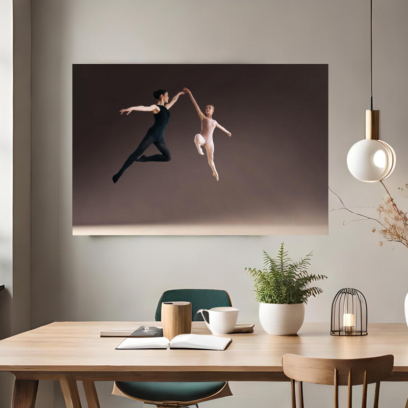 Office Poster  - zwei Balletttänzerinnen hoch in der Luft über klassischem Holztisch mit runder Vase - rechteckig