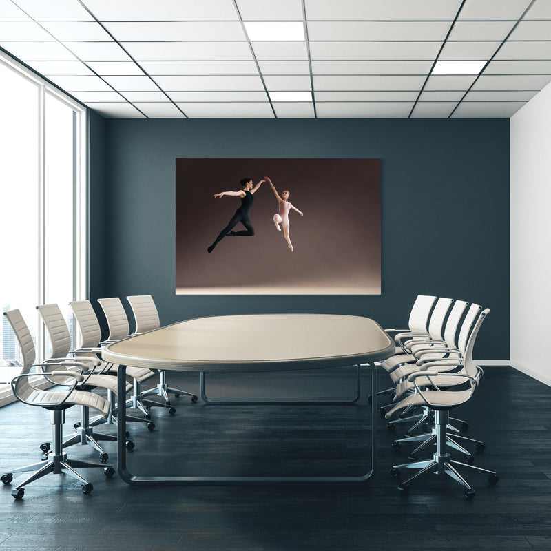 Office Poster  - zwei Balletttänzerinnen hoch in der Luft an blauer Wand in einem Besprechungsraum