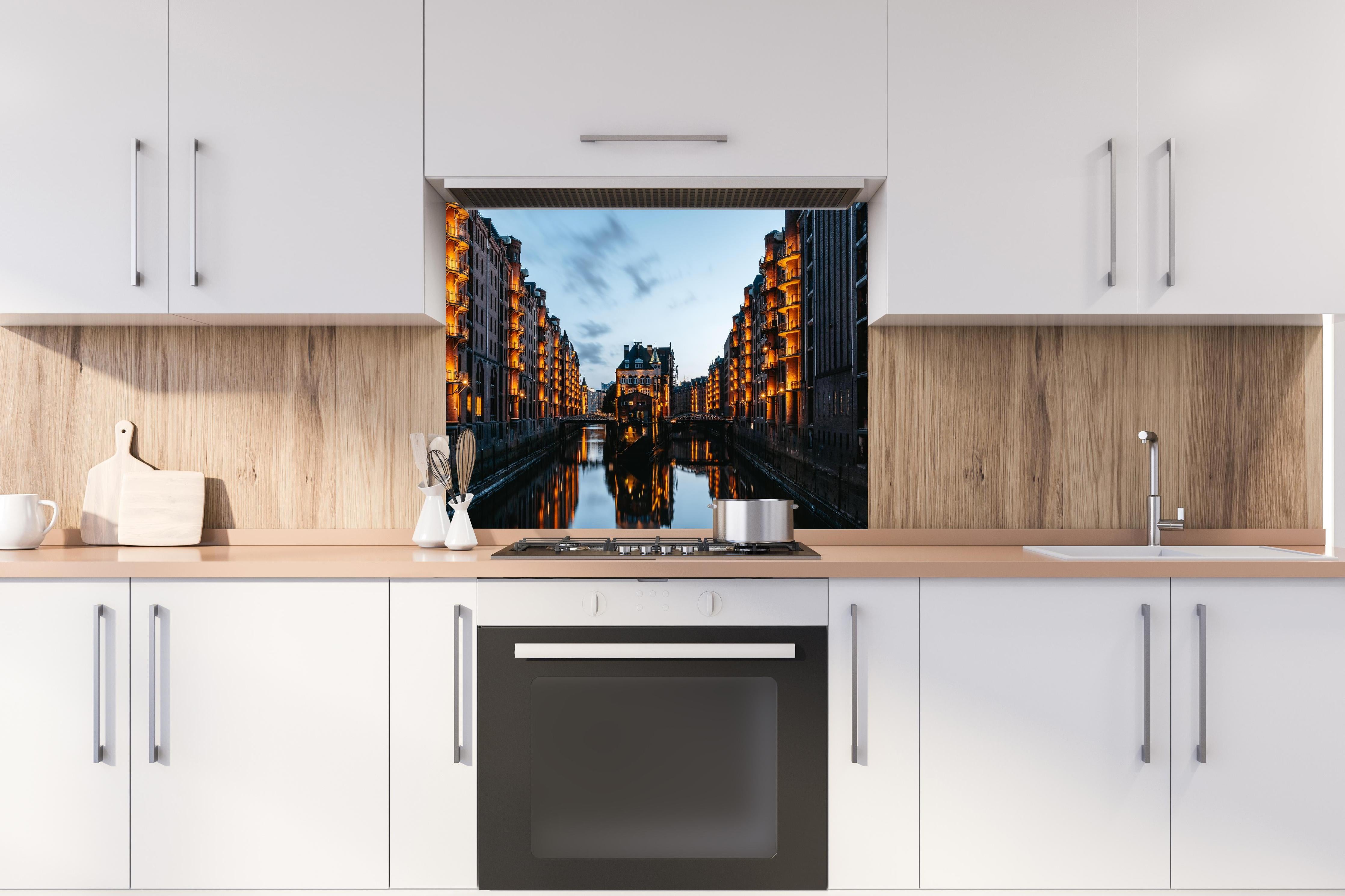 Spritzschutz -  Ausblick von der Poggenmühlenbrücke - Hamburg hinter einem Cerankochfeld zwischen Holz-Kochutensilien
